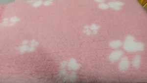 VETBED DELUXE Paklājs ar gumijotu pamatni no bieza materiāla - gaiši rozā ar baltām ķepām